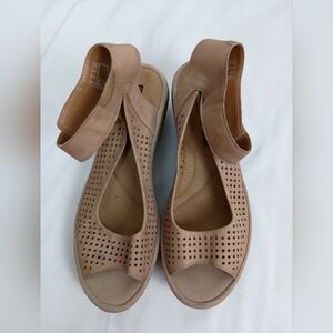 CLARKS Y2K Elegant Tan Women's Reedly Jump Summer Wedges Sandals‎ (#1,000)